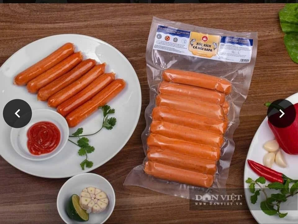 Xúc xích làm cá hồi được hút chân không trước khi đưa đi tiêu thụ.