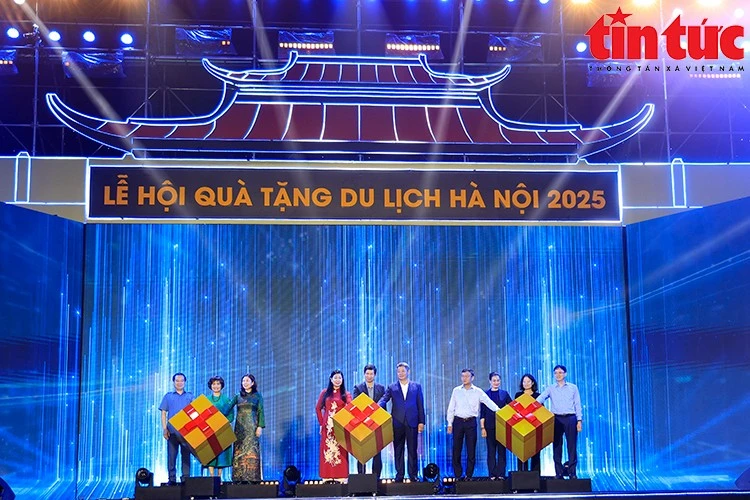 Các đại biểu ấn nút khai mạc lễ hội.