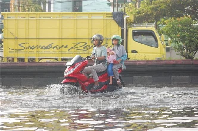 Cảnh ngập lụt sau những trận mưa lớn tại Semarang, Trung Java, Indonesia. Ảnh: THX/TTXVN