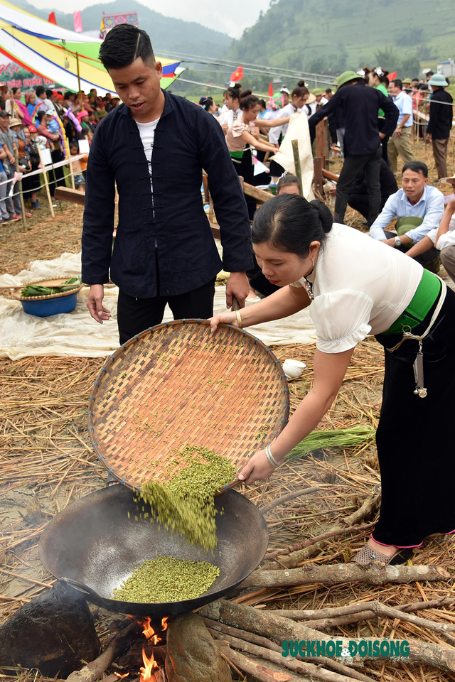 ប្រជាជនក្នុងតំបន់ធ្វើអង្ករបៃតង Tu Le ក្នុងពិធីបុណ្យ។ រូបថត៖ Tuan Anh។ Người dân địa phương làm cốm Tú Lệ tại lễ hội. Ảnh: Tuấn Anh.