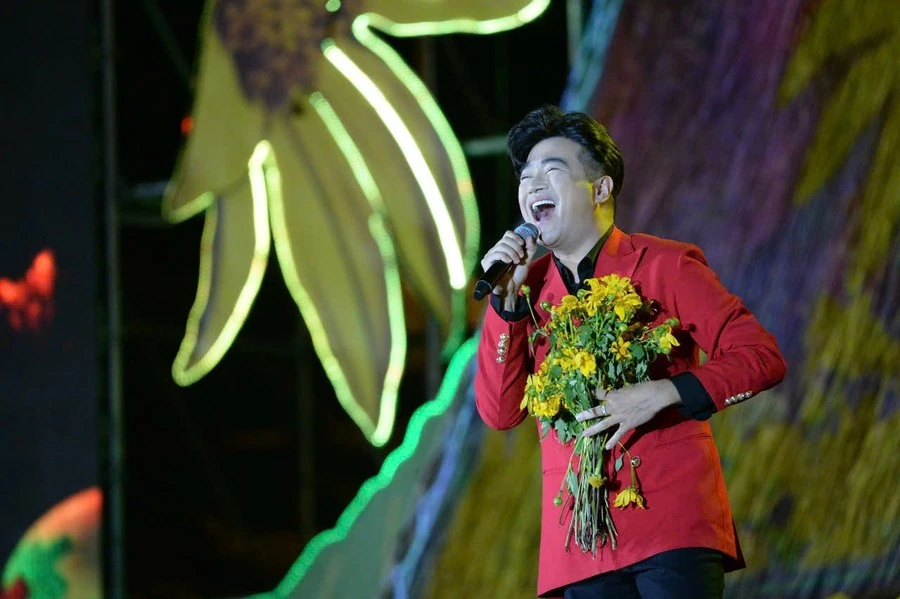 Ca sĩ Minh Quân cháy hết mình trong đêm diễn