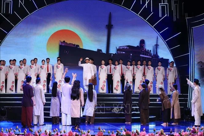 Hoạt cảnh "Người đi tìm hình của nước". Ảnh: Nhật Anh/TTXVN