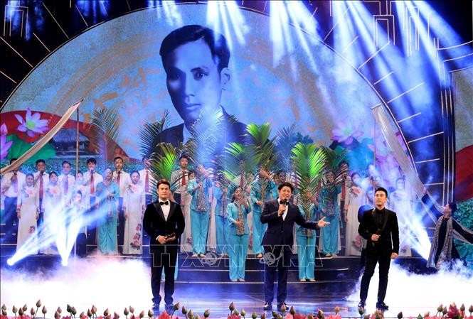 “Quà tháng 5 dâng Người” là chương trình nghệ thuật mang ý nghĩa chính trị, văn hóa sâu sắc, thể hiện tri ân sâu nặng và tình cảm kính yêu vô hạn của nhân dân cả nước đối với Chủ tịch Hồ Chí Minh. Ảnh: Nhật Anh/TTXVN “Quà tháng 5 dâng Người” là chương trình nghệ thuật mang ý nghĩa chính trị, văn hóa sâu sắc, thể hiện tri ân sâu nặng và tình cảm kính yêu vô hạn của nhân dân cả nước đối với Chủ tịch Hồ Chí Minh. Ảnh: Nhật Anh/TTXVN
