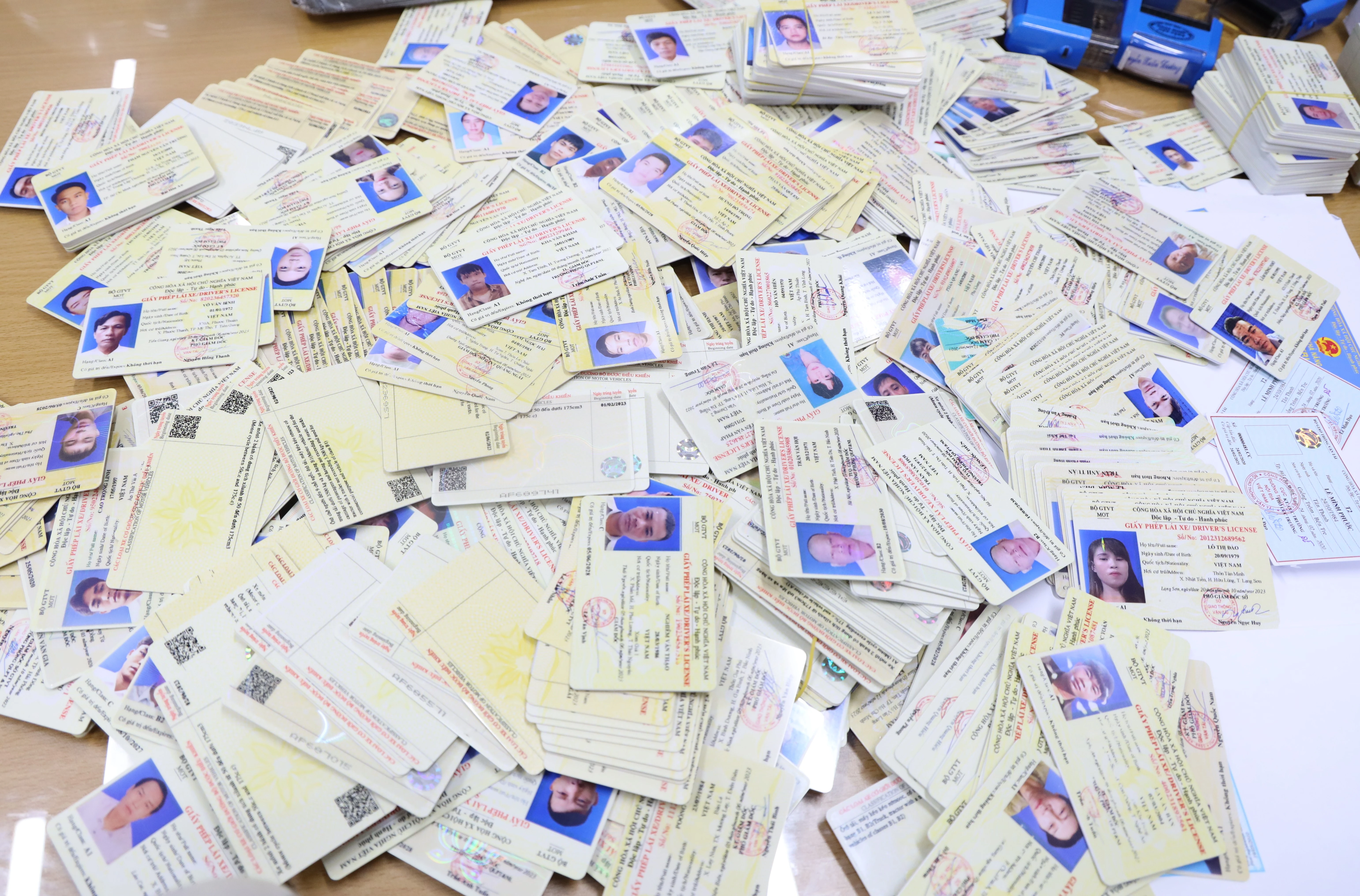 Một trong số các loạ giấy phép lái xe các đối tượng làm giả.JPG