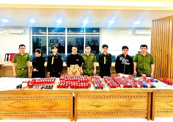 Một số đối tượng trong đường dây rửa tiền hàng chục ngàn tỷ đồng vừa bị Cơ quan CSĐT Công an TP Đà Nẵng bắt giữ và một số tang vật có liên quan.