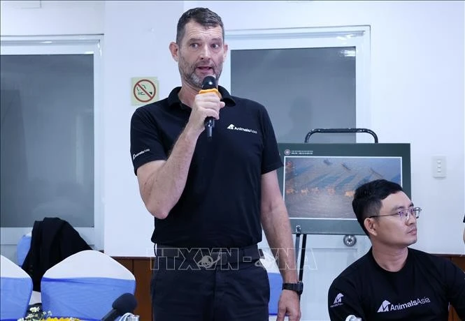 Ông Ryan Hockley, Cố vấn kỹ thuật Tổ chức động vật châu Á (AAF) chia sẻ về tác động của mô hình “Du lịch thân thiện với Voi” tại Vườn Quốc gia Yok Đôn, ngày 7/3.