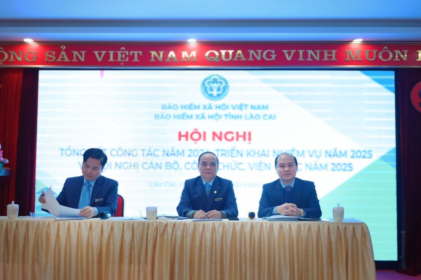 Các đồng chí chủ trì hội nghị. bao-hiem-1.jpg