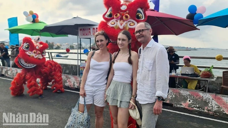 Du khách quốc tế lên đảo Phú Quốc.