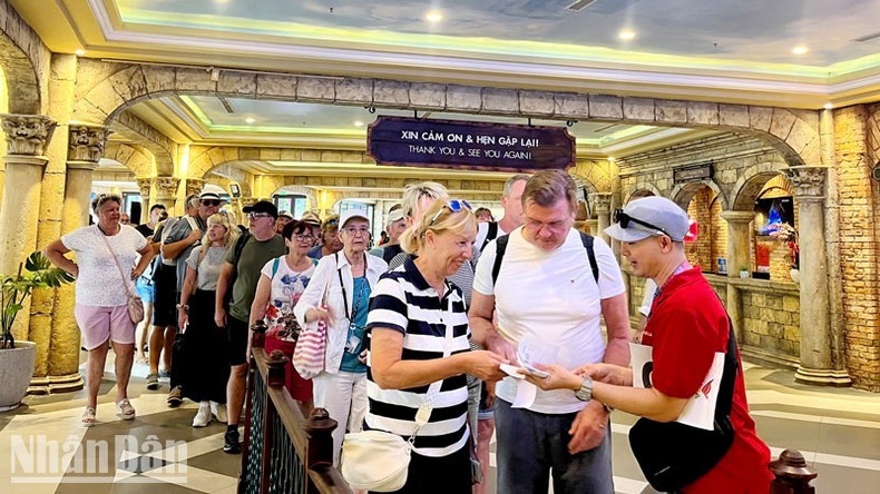 Khách quốc tế làm thủ tục trải nghiệm cáp treo Hòn Thơm. Khách quốc tế làm thủ tục trải nghiệm cáp treo Hòn Thơm.