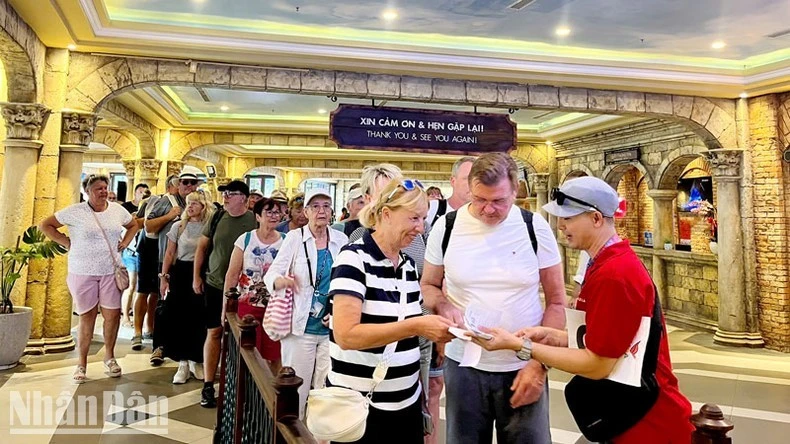 Khách quốc tế làm thủ tục trải nghiệm cáp treo Hòn Thơm.