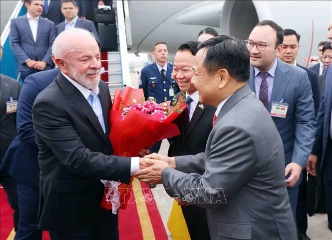 Tổng thống Brazil Luiz Inácio Lula da Silva tới Hà Nội, bắt đầu thăm cấp Nhà nước đến Việt Nam. Ảnh: Phạm Kiên/TTXVN