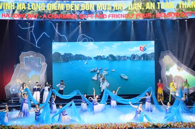 Chương trình nghệ thuật đặc sắc tại lễ kỷ niệm 30 năm Vịnh Hạ Long được UNESCO vinh danh là Di sản thiên nhiên thế giới.