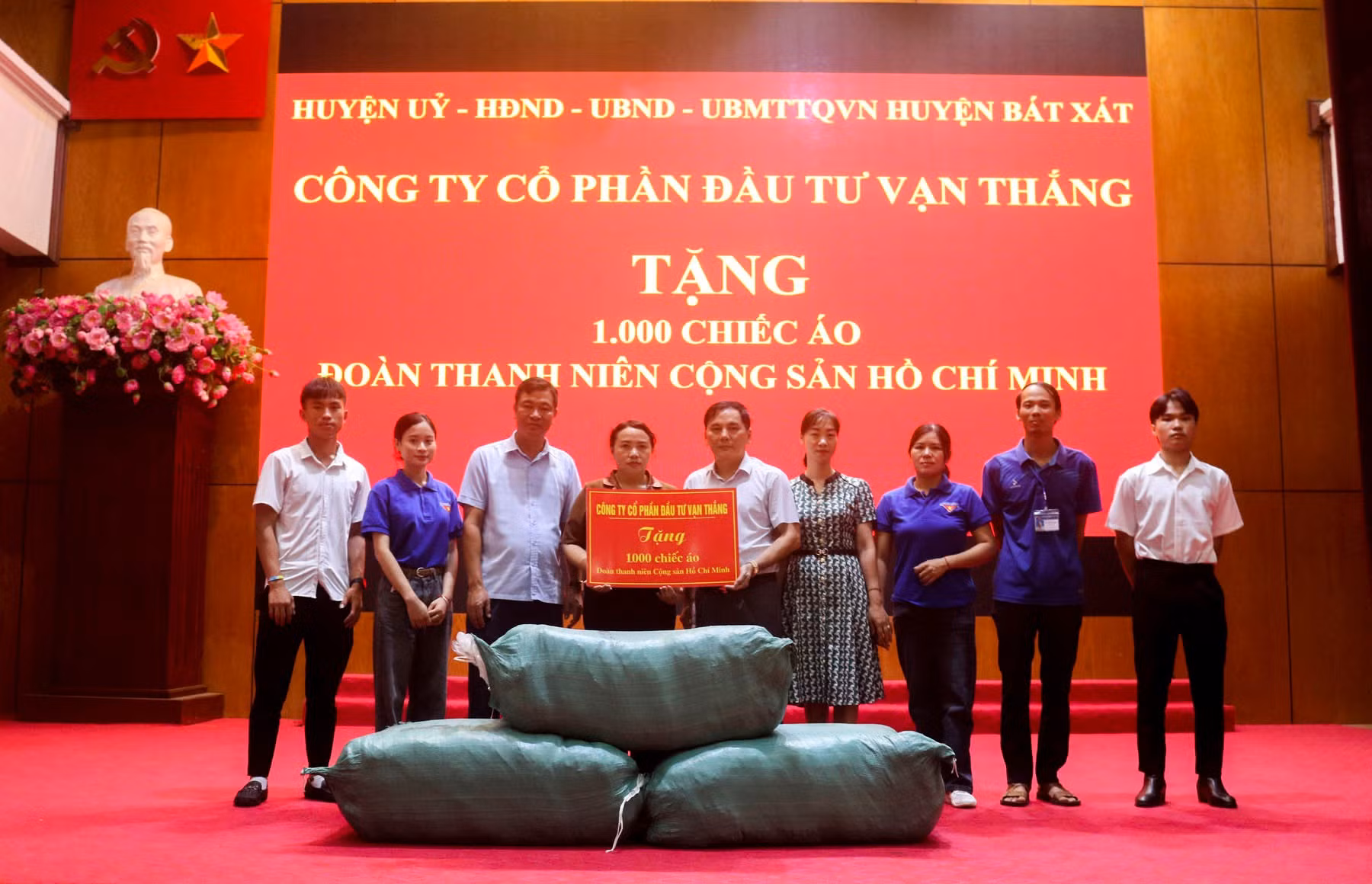 Đại diện lãnh đạo huyện Bát Xát nhận hỗ trợ.JPG