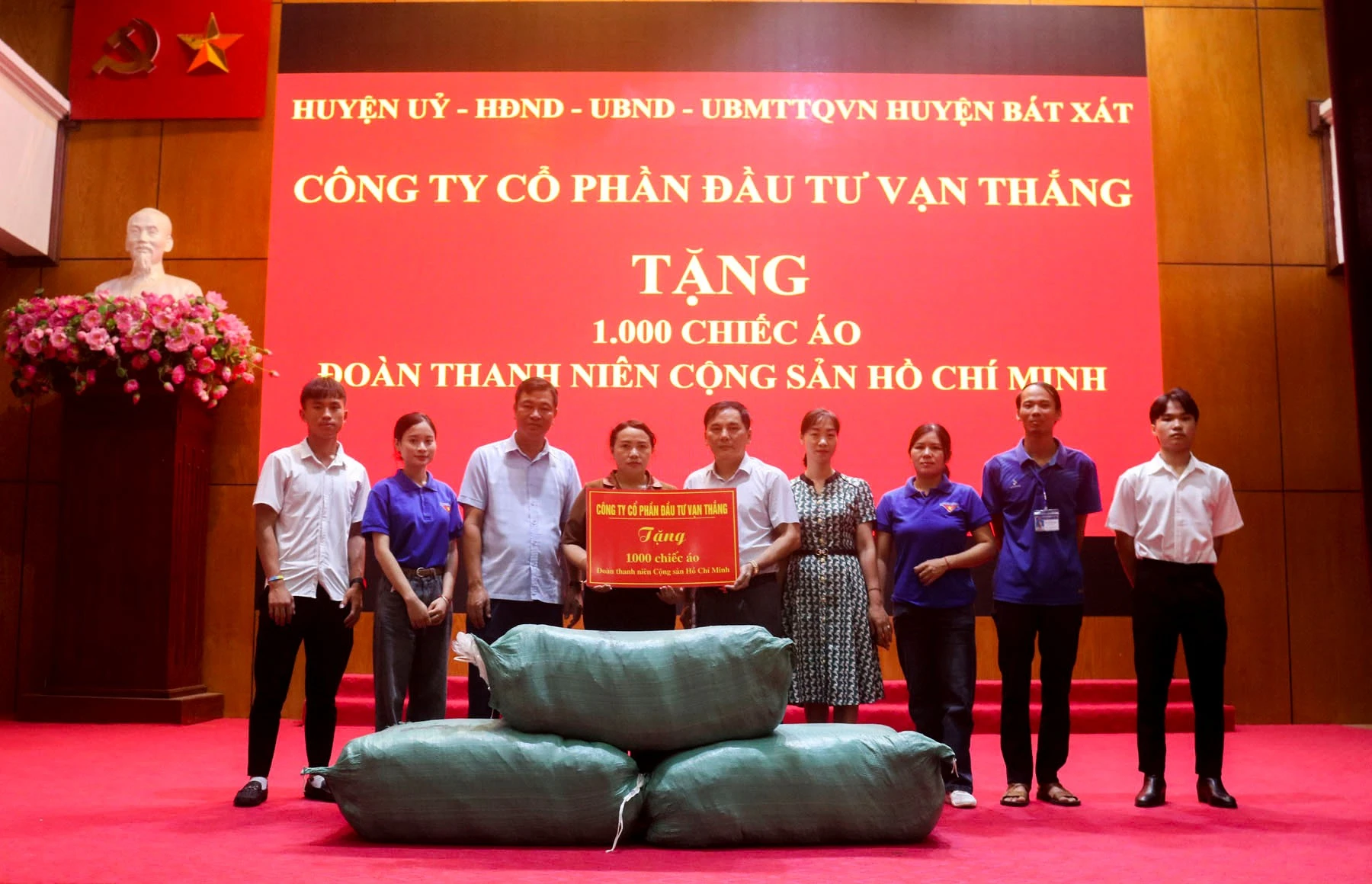 Đại diện lãnh đạo huyện Bát Xát nhận hỗ trợ.JPG