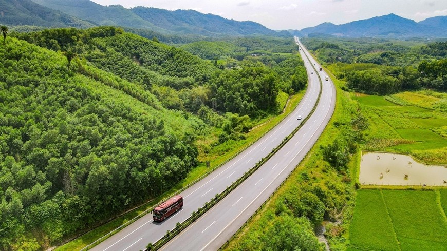 Tuyến cao tốc Nội Bài - Lào Cai được đưa vào khai thác đã phát huy hiệu quả lớn về kinh tế - xã hội. Tuyến cao tốc Nội Bài - Lào Cai được đưa vào khai thác đã phát huy hiệu quả lớn về kinh tế - xã hội.