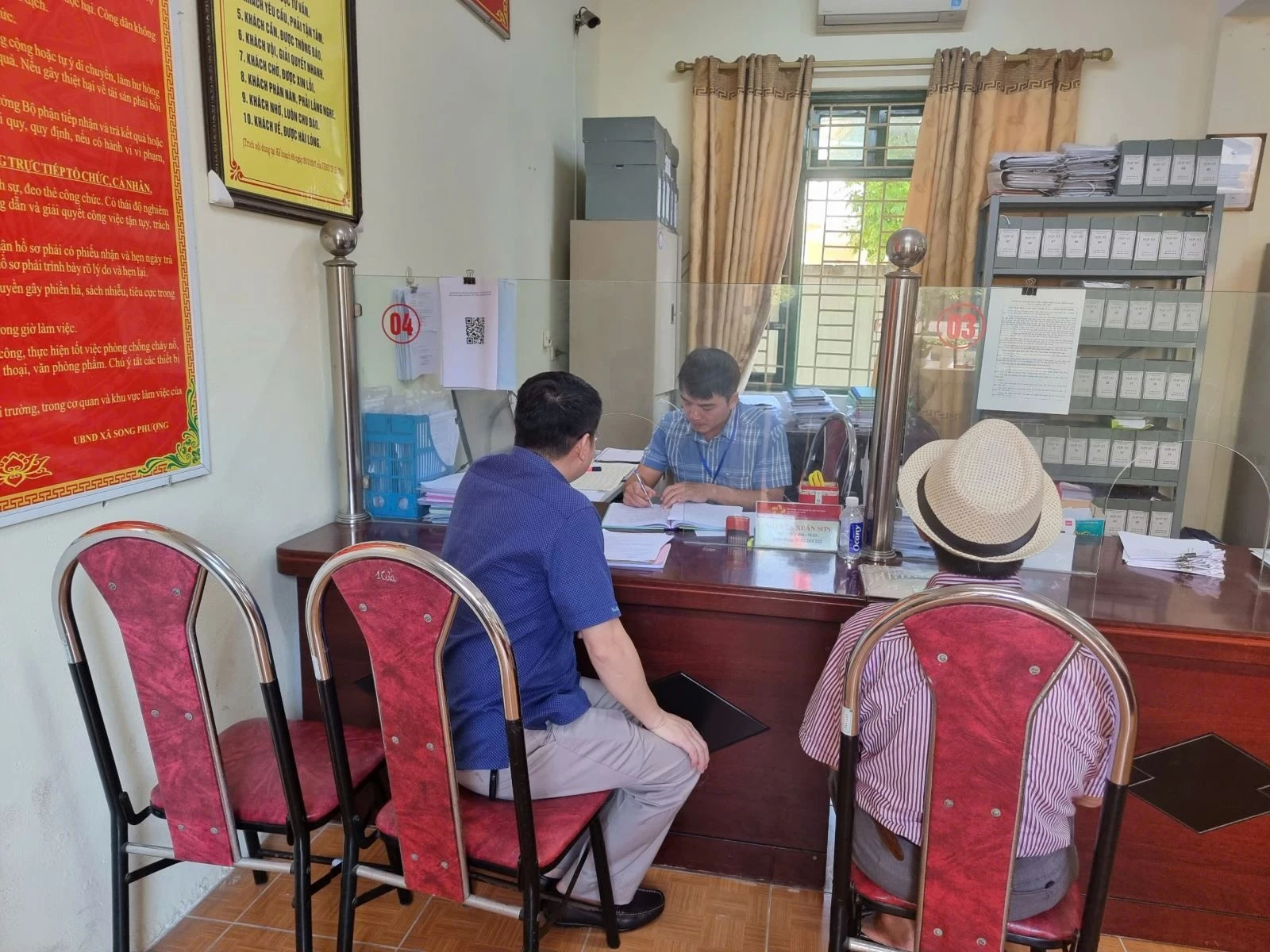 Giải quyết thủ tục hành chính tại một xã thuộc huyện Đan Phượng, Hà Nội.