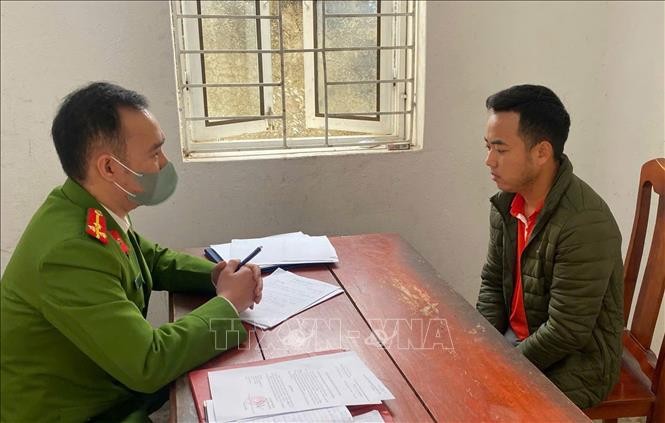 Một đối tượng bị Công an tỉnh Cao Bằng bắt về hành vi mua bán người dưới 16 tuổi. Ảnh tư liệu: TTXVN phát Một đối tượng bị Công an tỉnh Cao Bằng bắt về hành vi mua bán người dưới 16 tuổi. Ảnh tư liệu: TTXVN phát