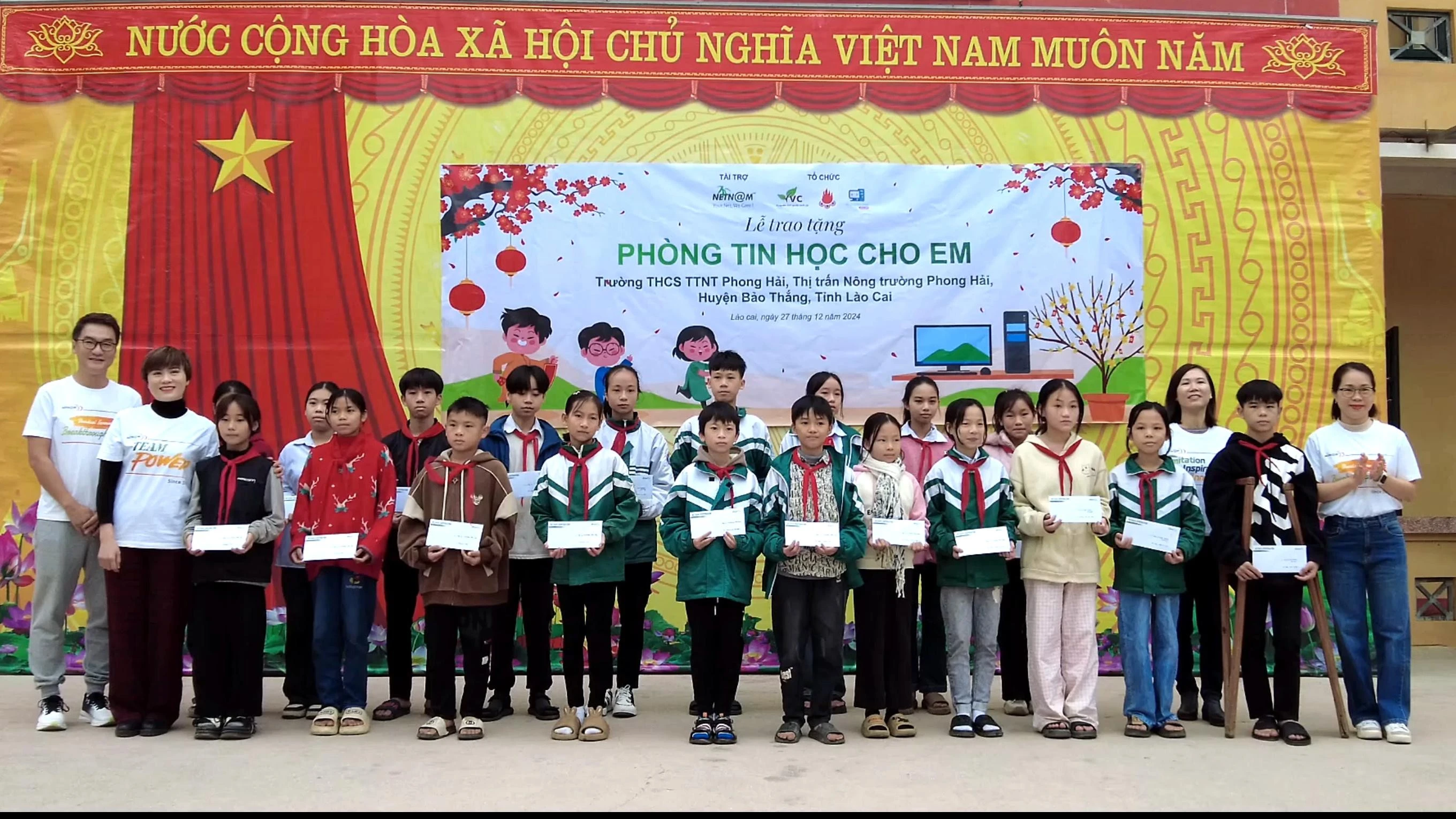 3-cac-em-hoc-sinh-duoc-nhan-hoc-bong-tai-chuong-trinh.jpg