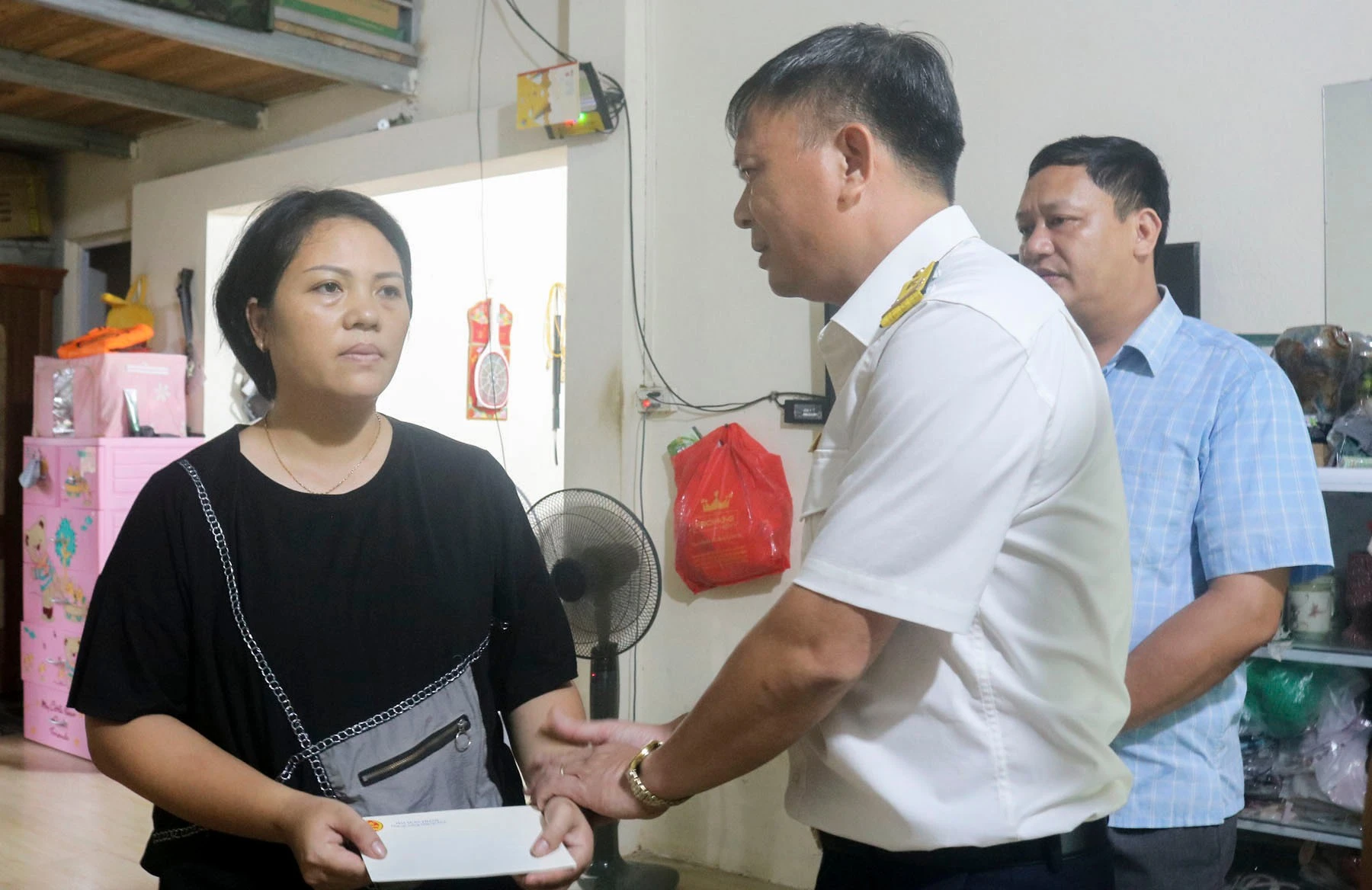 Đoàn công tác trao hỗ trợ cho gia đình có người mất tích tại thôn Cửa Cải, xã Mường Vi.