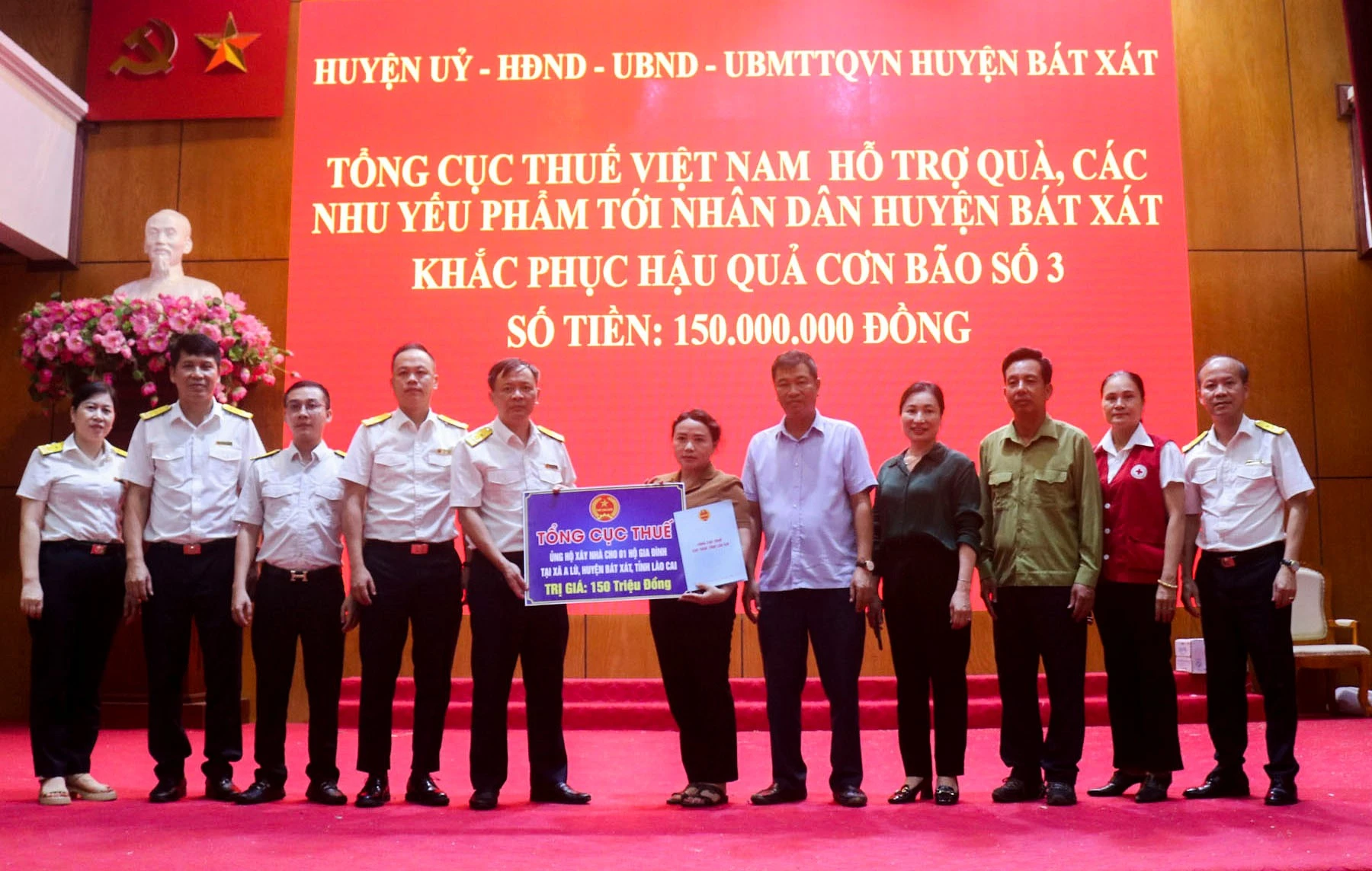 Đoàn công tác của Tổng cục Thuế trao hỗ trợ cho huyện Bát Xát.