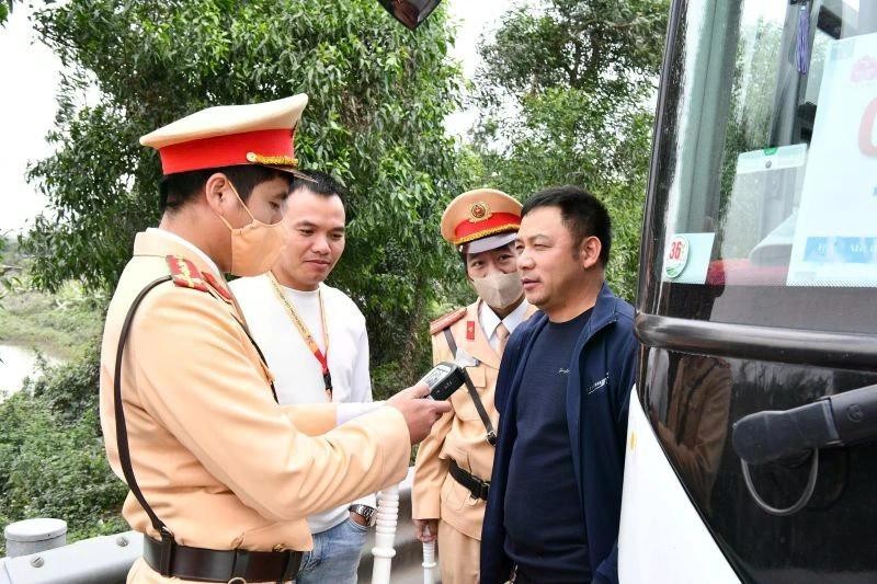 Quyết liệt xử lý nghiêm các hành vi vi phạm là nguyên nhân gây tai nạn giao thông. z6722957150725-7531e7f67b6292e8bd04f356c16bf5b3.jpg
