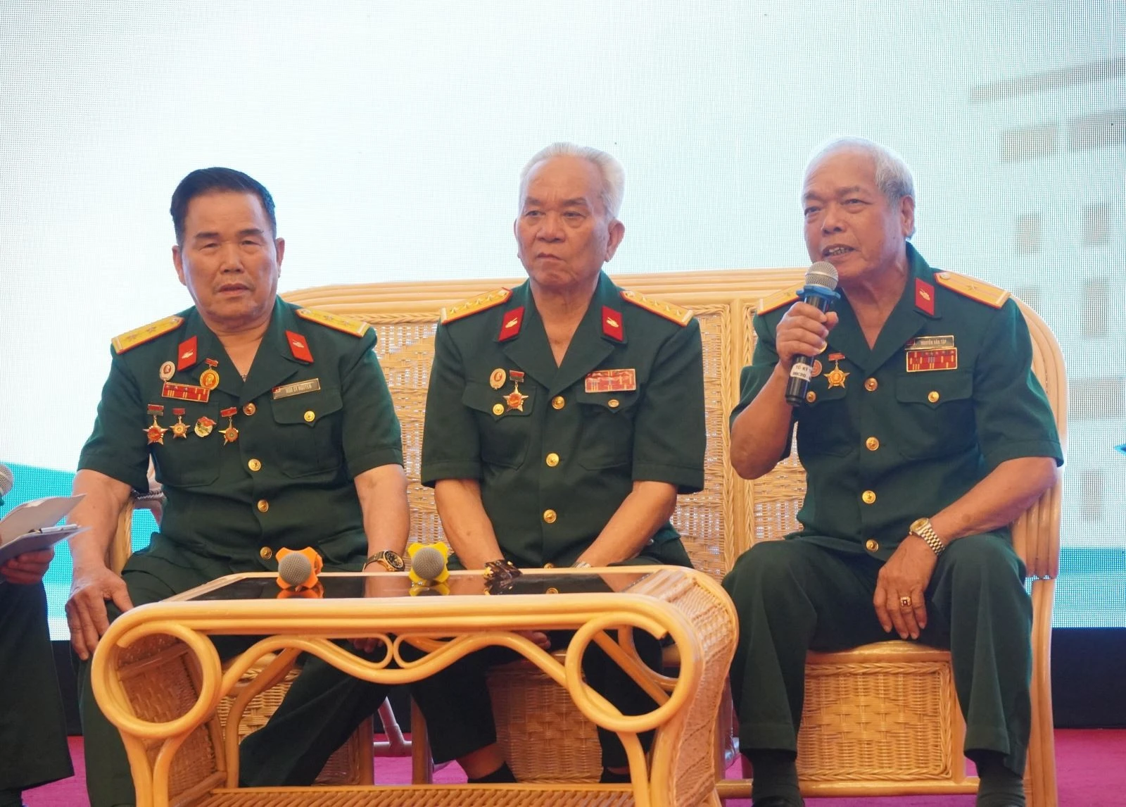 Từ trái qua phải: Ông Ngô Sỹ Nguyên, ông Vũ Đăng Toàn, ông Nguyễn Văn Tập trong ngày gặp lại tại Di tích lịch sử Dinh độc lập.