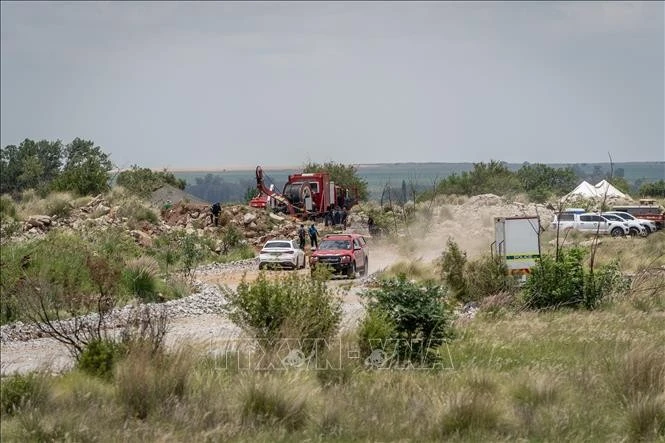 Lực lượng cứu hộ đưa những người sống sót và các thi thể ra khỏi mỏ khai thác vàng trái phép tại Stilfontein, Nam Phi, ngày 13/1/2025. Ảnh: THX/TTXVN
