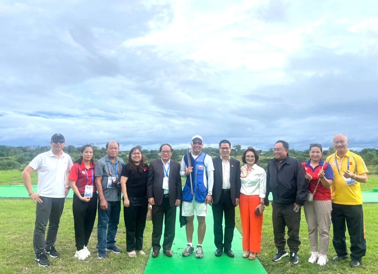 Đại sứ Việt Nam tại Philippines, Tiến sỹ Lại Thái Bình (thứ 5 bên trái sang) và phu nhân đến thăm và động viên Đoàn Bắn súng Việt Nam. Ảnh VSF