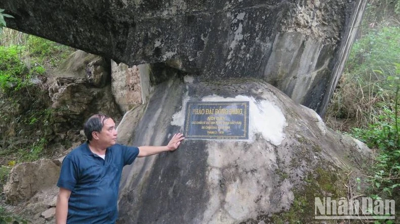 Lối vào Pháo đài Đồng Đăng bị bom đạn tàn phá.