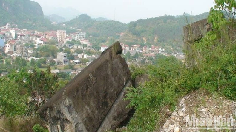 Pháo đài Đồng Đăng, án ngữ trên tuyến đường bộ, đường sắt ra cửa khẩu quốc tế Hữu Nghị, nằm giữa thị trấn Đồng Đăng.