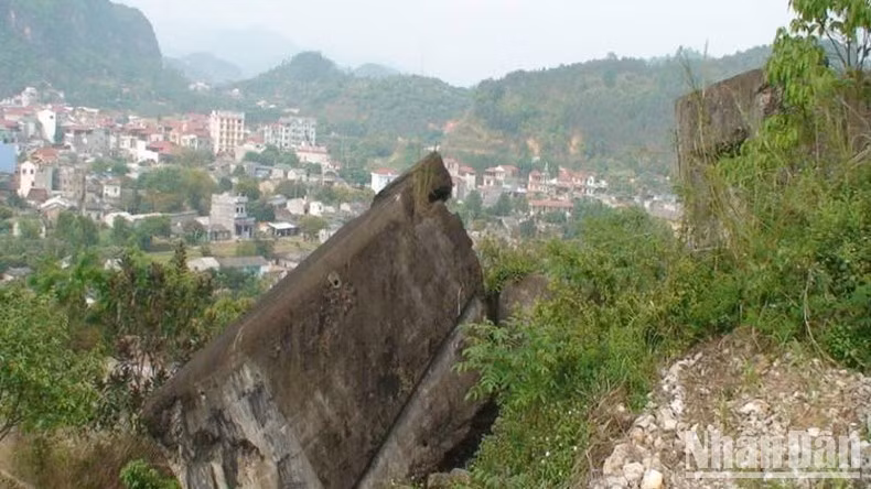 Pháo đài Đồng Đăng, án ngữ trên tuyến đường bộ, đường sắt ra cửa khẩu quốc tế Hữu Nghị, nằm giữa thị trấn Đồng Đăng.