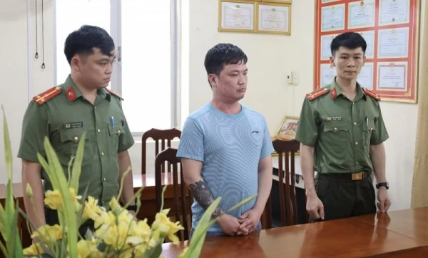 Đối tượng Lê Việt Hùng tại cơ quan Công an.