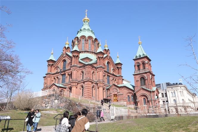 Du khách đến tham quan Tòa thánh đường Uspenski, thủ đô Helsinki, Phần Lan. Ảnh: TTXVN Du khách đến tham quan Tòa thánh đường Uspenski, thủ đô Helsinki, Phần Lan. Ảnh: TTXVN