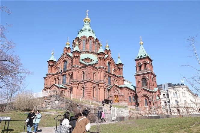 Du khách đến tham quan Tòa thánh đường Uspenski, thủ đô Helsinki, Phần Lan. Ảnh: TTXVN