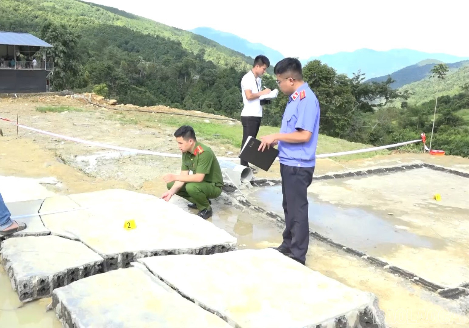 Lực lượng chức năng kiểm tra hiện trường vụ việc. baolaocai-br_4-ong-phuoc-1-5879.jpg