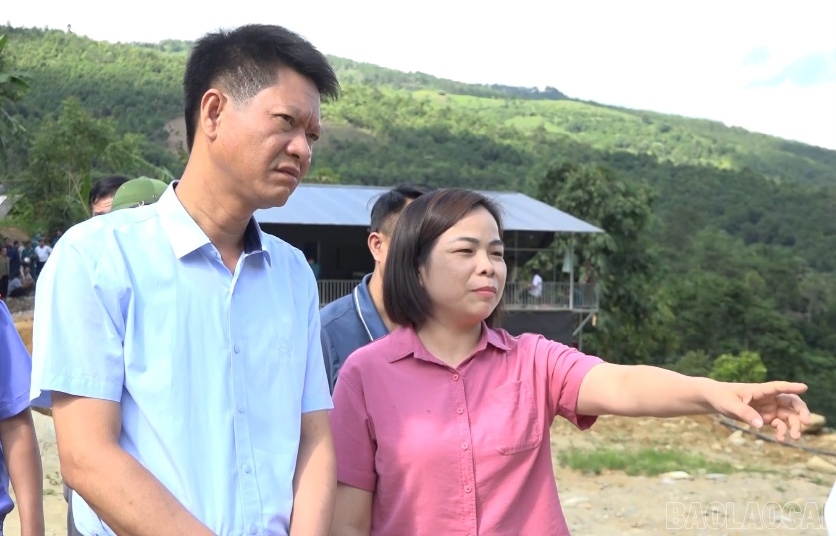 Đồng chí Nguyễn Thế Phước, Phó Chủ tịch Thường trực UBND tỉnh cùng đoàn công tác của tỉnh chỉ đạo khắc phục hậu quả vụ việc. baolaocai-br_3-ong-phuoc-1-8394.jpg