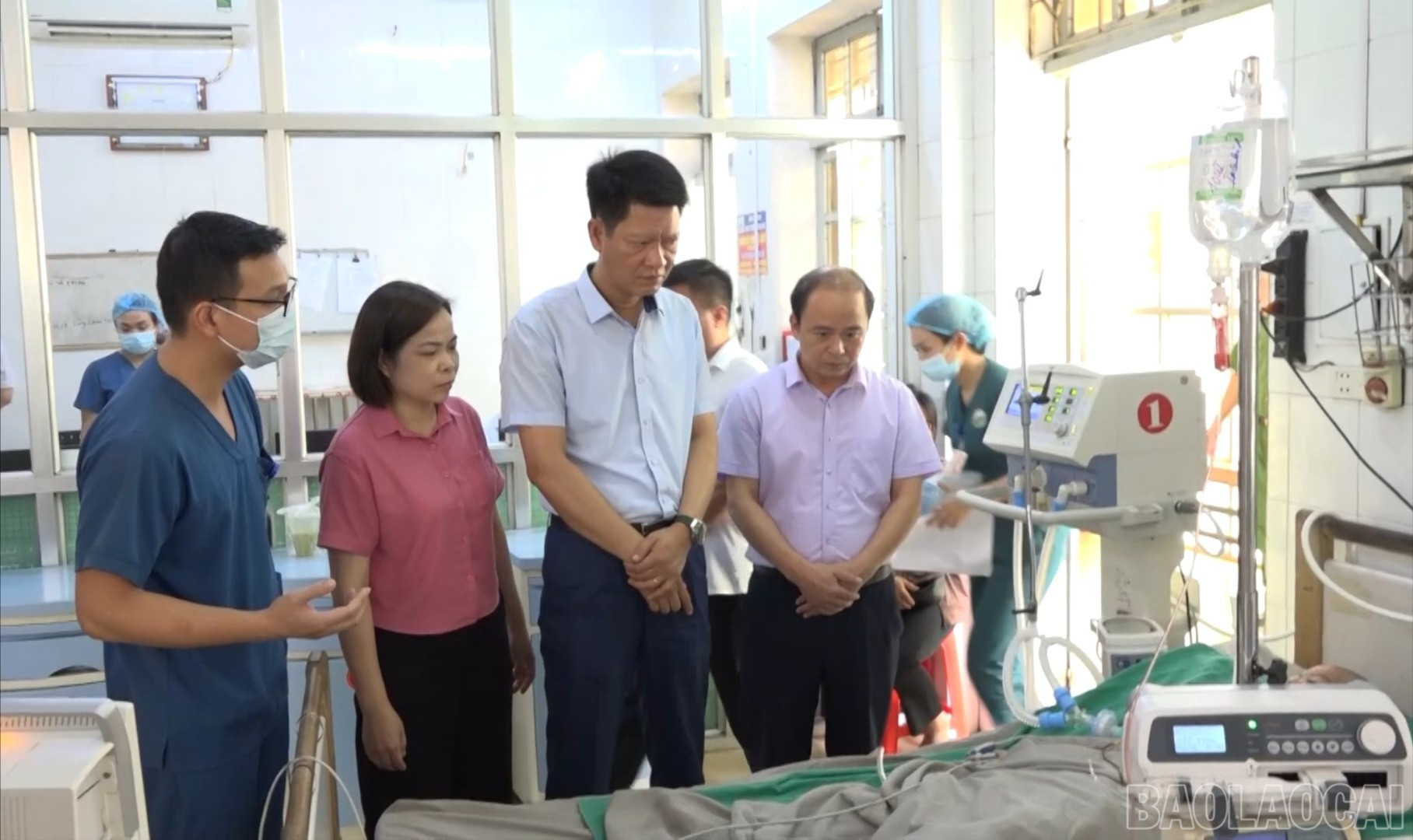 Đoàn công tác của tỉnh thăm, động viên nạn nhân bị thương đang điều trị tại bệnh viện. baolaocai-br_1-ong-phuoc-1-8467.jpg