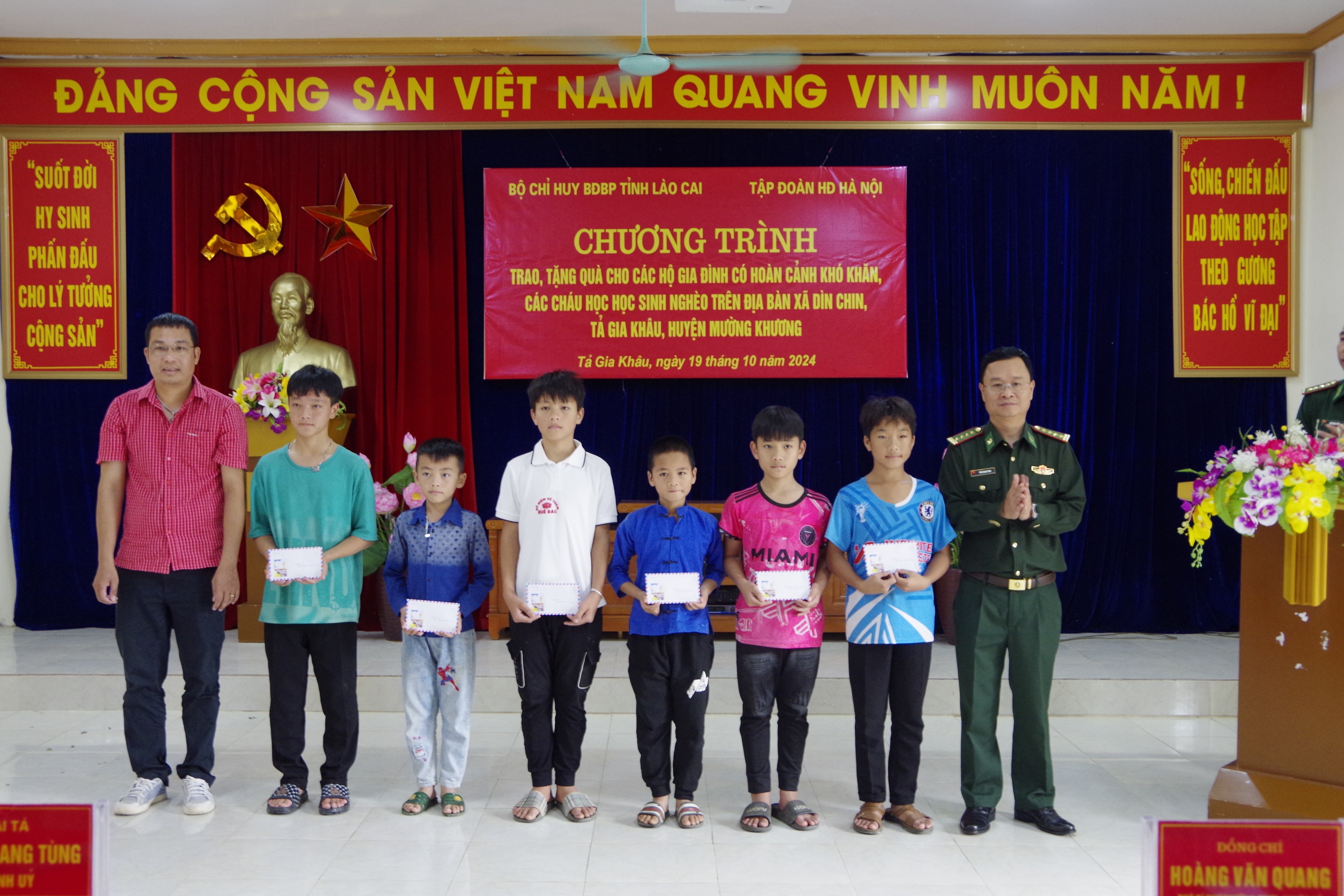 Đại tá Trần Quang Tùng, Chính ủy BĐBP tỉnh trao học bổng cho học sinh nghèo. 4dai-ta-tran-quang-tung-chinh-uy-bdbp-tinh-trao-hoc-bong-cho-cac-chua-hoc-sinh-ngheo-1531.jpg