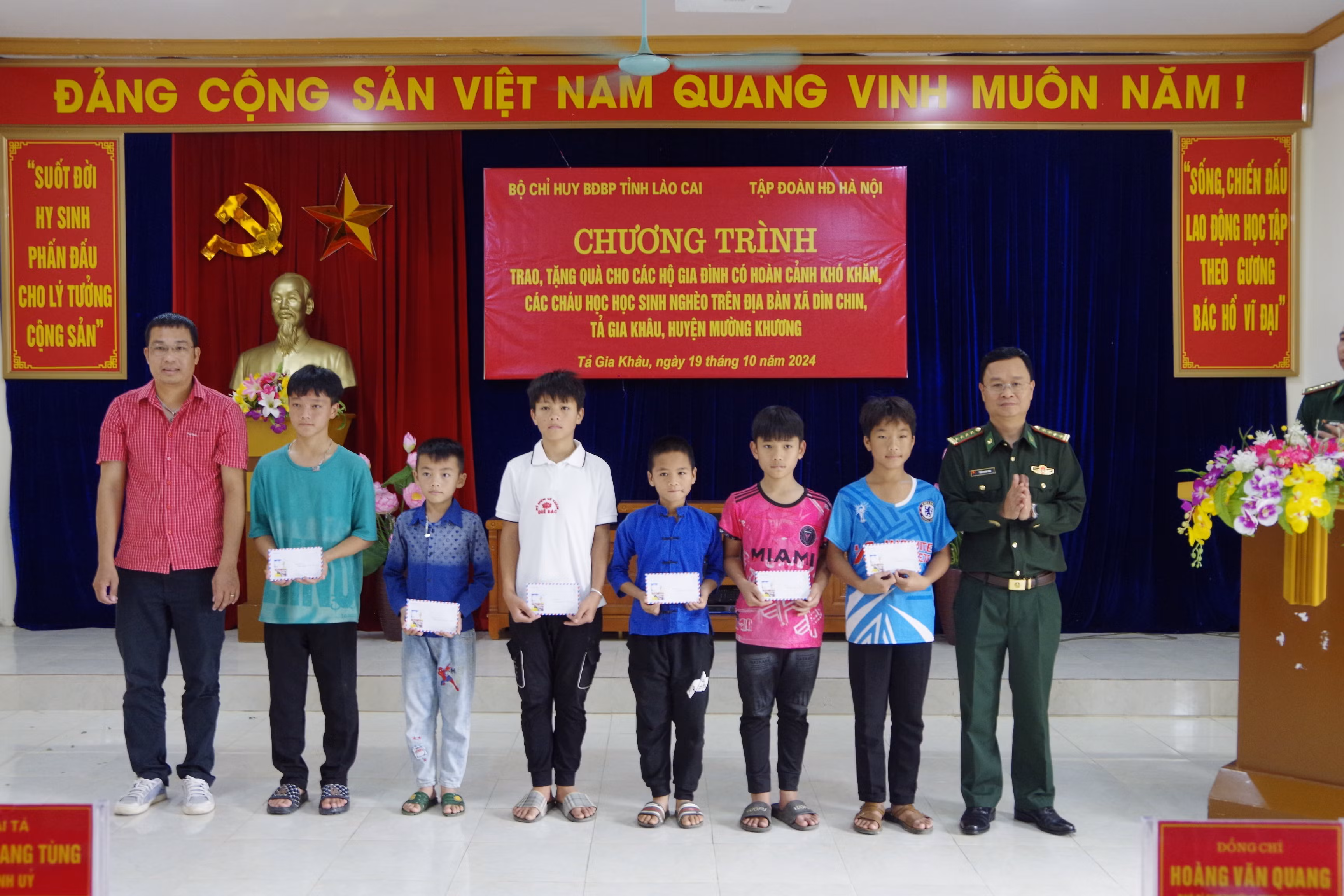 4dai-ta-tran-quang-tung-chinh-uy-bdbp-tinh-trao-hoc-bong-cho-cac-chua-hoc-sinh-ngheo-1531.jpg