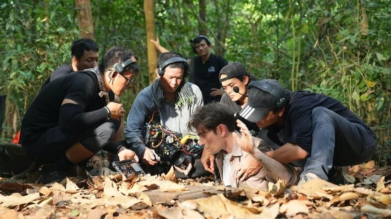 Hậu trường một cảnh phim thực hiện tại Khu di tích lịch sử Địa đạo Củ Chi.