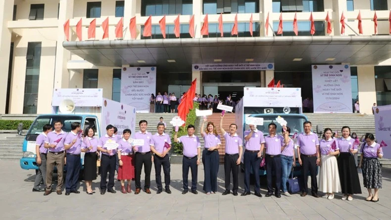 Các đại biểu tham gia diễu hành hưởng ứng Ngày thế giới vì trẻ sinh non.