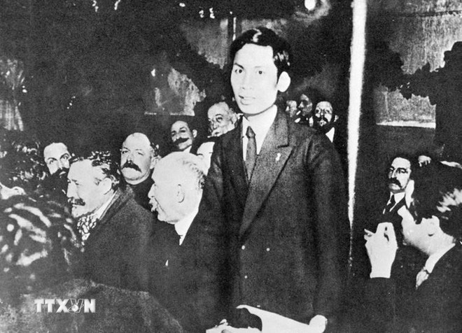 Từ ngày 25-30/12/1920, chàng thanh niên yêu nước Nguyễn Ái Quốc (tên của Chủ tịch Hồ Chí Minh trong thời gian hoạt động cách mạng ở Pháp) tham dự Đại hội lần thứ 18 Đảng Xã hội Pháp ở thành phố Tours với tư cách đại biểu Đông Dương. Nguyễn Ái Quốc ủng hộ Luận cương của Lenin về vấn đề dân tộc và thuộc địa; tán thành việc thành lập Đảng Cộng sản Pháp và trở thành một trong những người sáng lập Đảng Cộng sản Pháp, và cũng là người Cộng sản đầu tiên của dân tộc Việt Nam. (Ảnh: Tư liệu TTXVN) Từ ngày 25-30/12/1920, chàng thanh niên yêu nước Nguyễn Ái Quốc (tên của Chủ tịch Hồ Chí Minh trong thời gian hoạt động cách mạng ở Pháp) tham dự Đại hội lần thứ 18 Đảng Xã hội Pháp ở thành phố Tours với tư cách đại biểu Đông Dương. Nguyễn Ái Quốc ủng hộ Luận cương của Lenin về vấn đề dân tộc và thuộc địa; tán thành việc thành lập Đảng Cộng sản Pháp và trở thành một trong những người sáng lập Đảng Cộng sản Pháp, và cũng là người Cộng sản đầu tiên của dân tộc Việt Nam. (Ảnh: Tư liệu TTXVN)