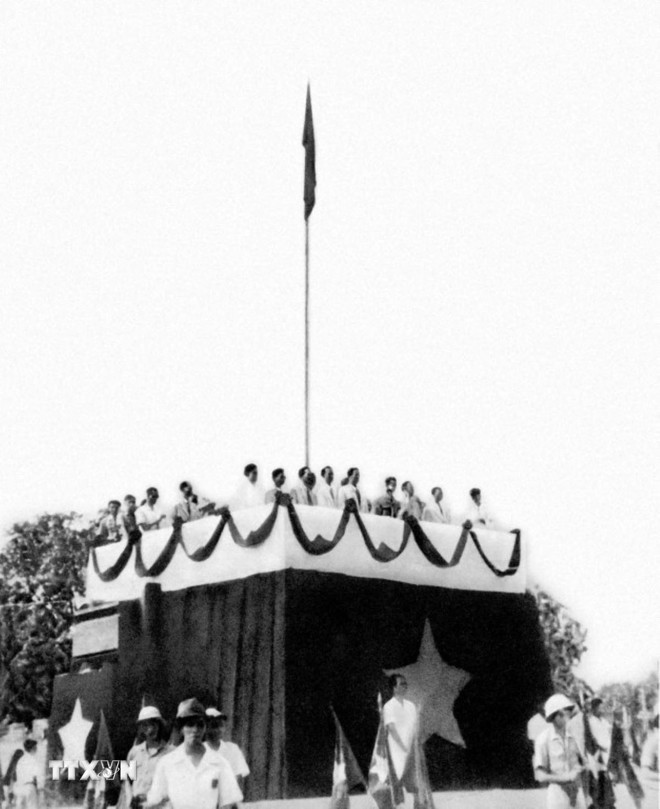 Ngày 2/9/1945, tại Quảng trường Ba Đình - Hà Nội, Chủ tịch Hồ Chí Minh đọc “Tuyên ngôn Độc lập”, tuyên bố sự ra đời của nước Việt Nam Dân chủ Cộng hòa. (Ảnh: Tư liệu TTXVN) Ngày 2/9/1945, tại Quảng trường Ba Đình - Hà Nội, Chủ tịch Hồ Chí Minh đọc “Tuyên ngôn Độc lập”, tuyên bố sự ra đời của nước Việt Nam Dân chủ Cộng hòa. (Ảnh: Tư liệu TTXVN)