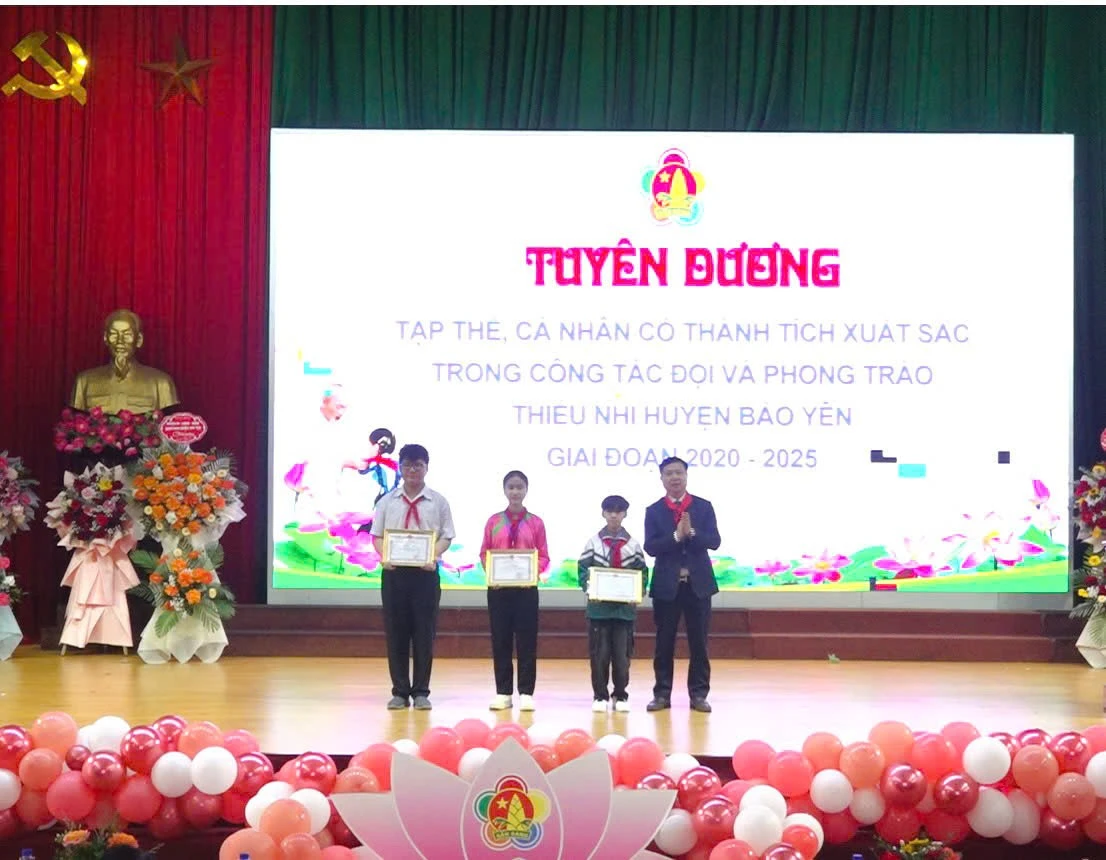 trao-giay-khen-cua-chu-tich-ubnd-huyen-bao-yen-cho-3-tap-the-co-thanh-tich-xuat-sac.jpg