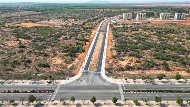 Dự án đường vào sân bay Phan Thiết (giai đoạn 2) có chiều dài 3.632m, điểm đầu giao với tuyến đường Võ Nguyên Giáp tại Km7+700, điểm cuối là cổng khu hàng không dân dụng tại xã Thiện Nghiệp, thành phố Phan Thiết. Ảnh minh họa: Minh Quyết/TTXVN