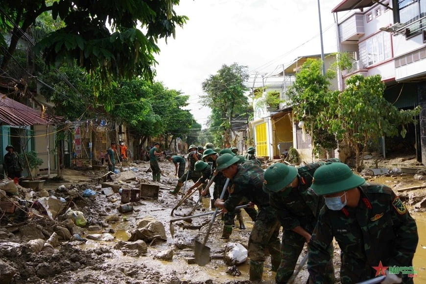 Cán bộ, chiến sĩ Sư đoàn 316 hỗ trợ nhân dân TP Yên Bái, tỉnh Yên Bái khắc phục hậu quả mưa lũ, tháng 9-2024.