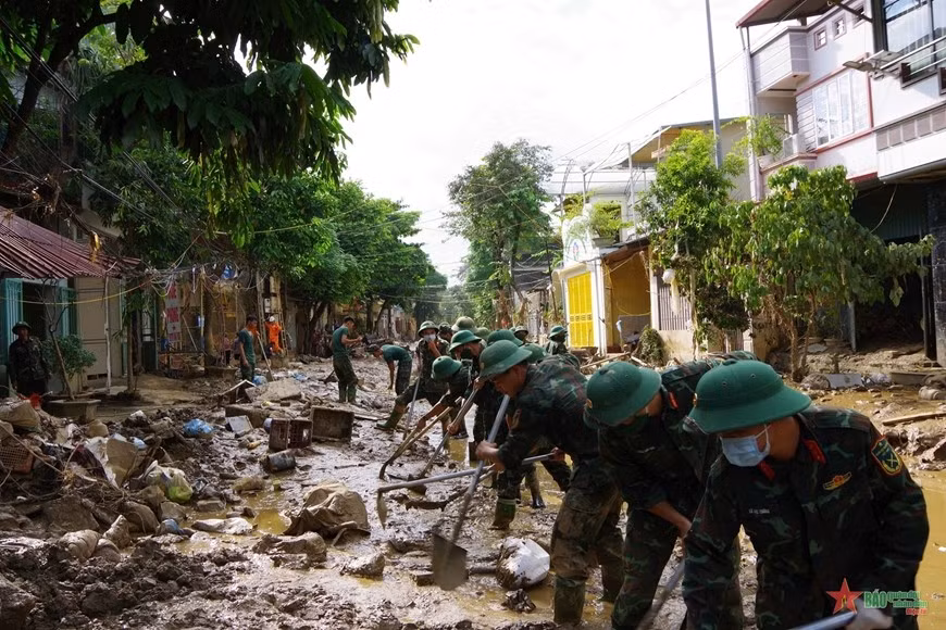 Cán bộ, chiến sĩ Sư đoàn 316 hỗ trợ nhân dân TP Yên Bái, tỉnh Yên Bái khắc phục hậu quả mưa lũ, tháng 9-2024.