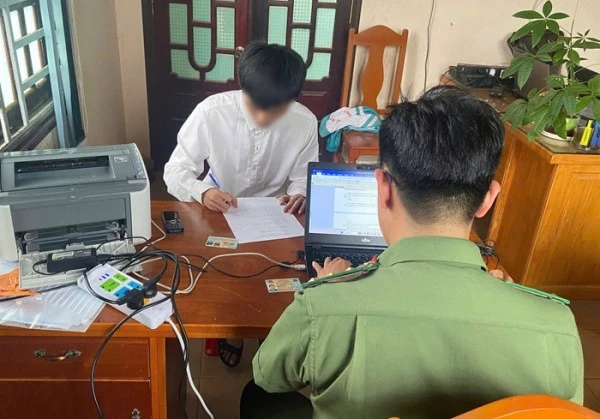 Công an làm việc với thí sinh vi phạm.