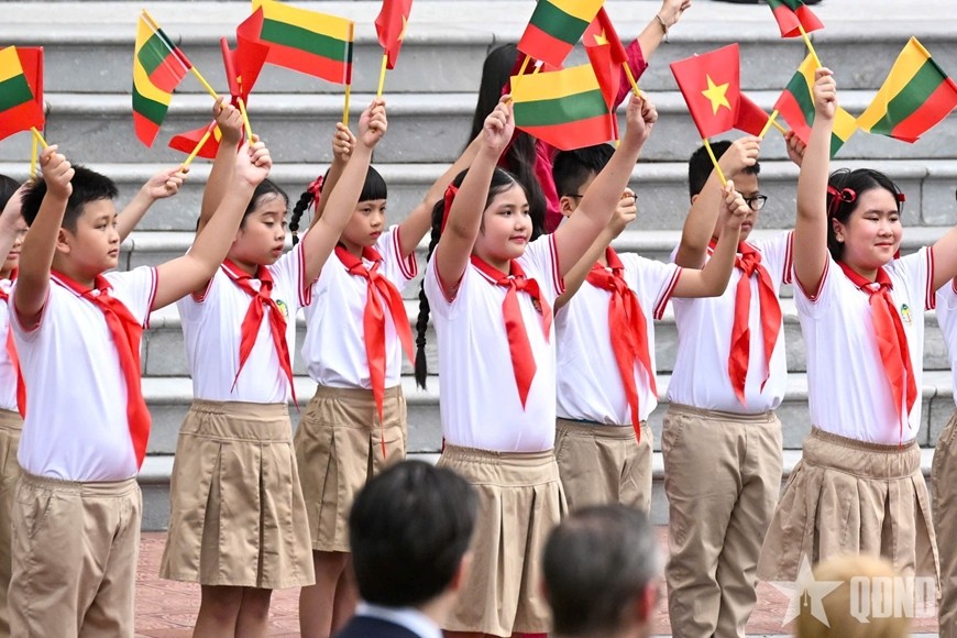 Các cháu thiếu nhi vẫy cờ chào đón Tổng thống Cộng hòa Litva và phu nhân. Các cháu thiếu nhi vẫy cờ chào đón Tổng thống Cộng hòa Litva và phu nhân.
