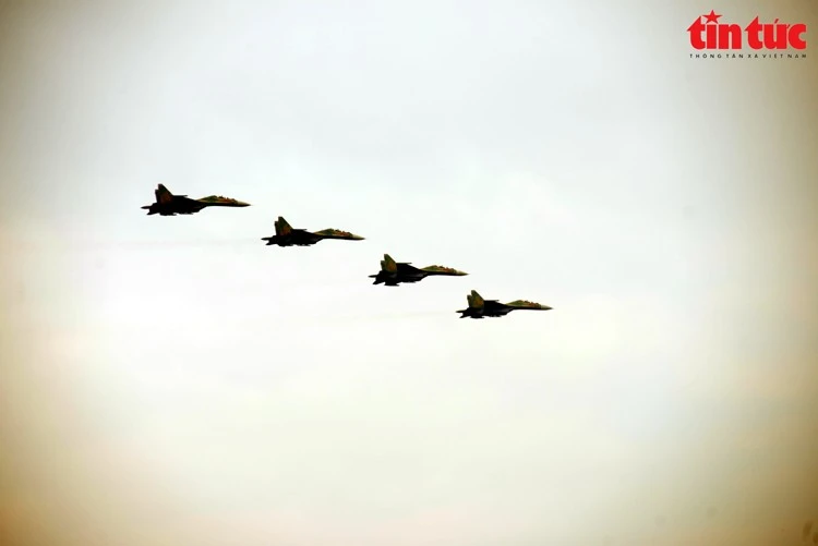 Biên đội tiêm kích Su-30MK2 bay qua lễ đài.